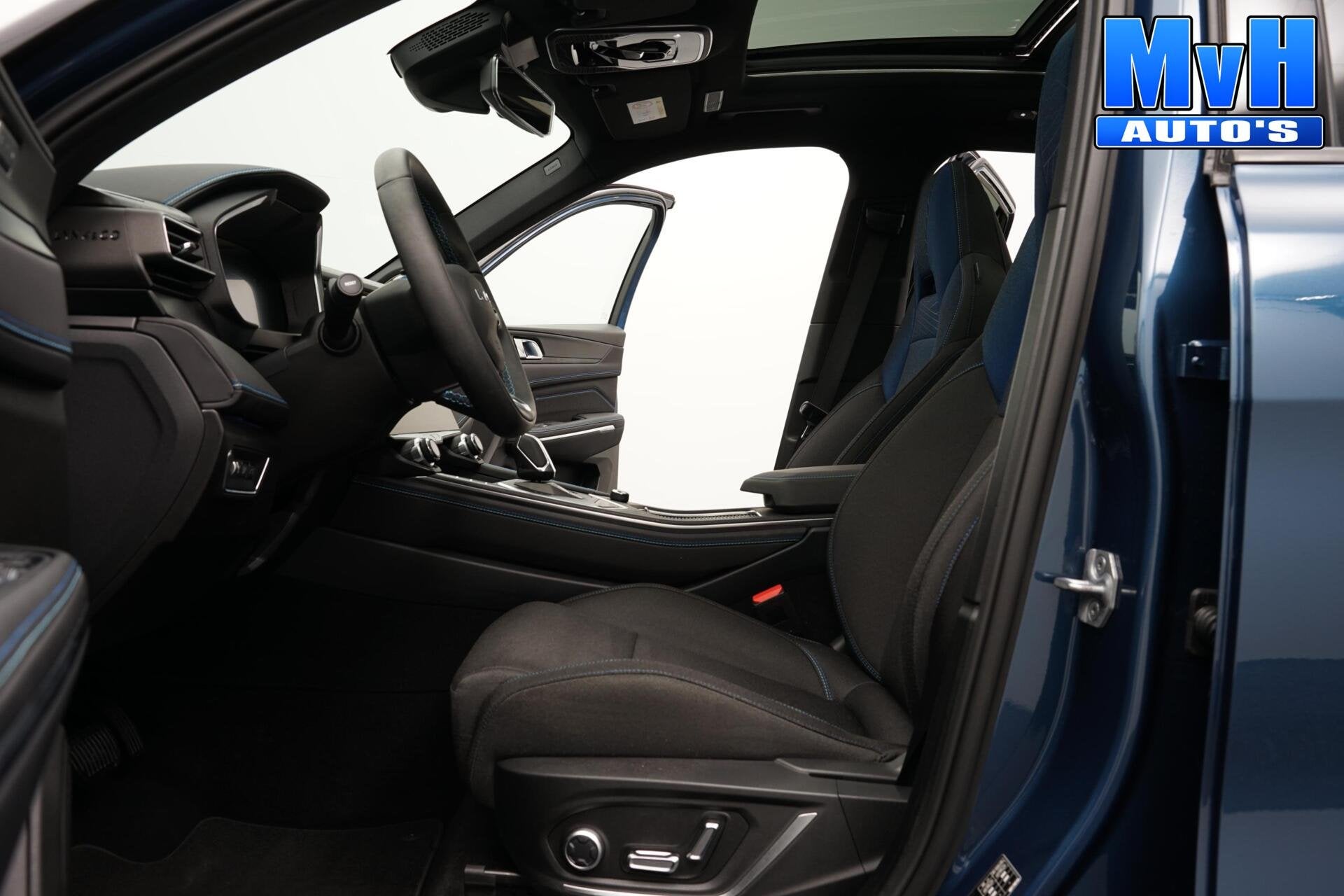 Lynk & Co 01 1.5 PHEV|ZWARTE.HEMEL|360ºCAM|PANO|262PK|SOH98, Stof, Met garantie (alle), Blauw, Automatische klimaatregeling