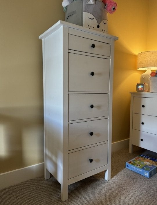 Ikea Hemnes ladekast 5 laden wit hout gebeitst, Huis en Inrichting, Kasten | Ladekasten, Ophalen, Gebruikt, 50 tot 100 cm, 3 of 4 laden