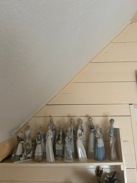 porseleinen vrouwenbeeldjes, Ophalen
