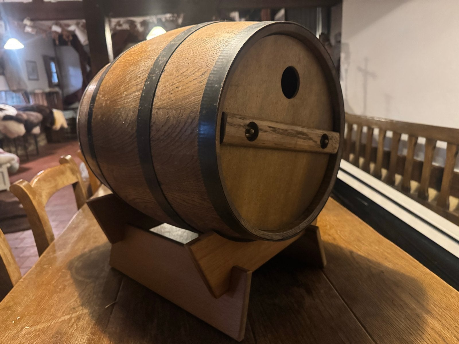 Decoratieve houten wijnvat met standaard, Ophalen of Verzenden