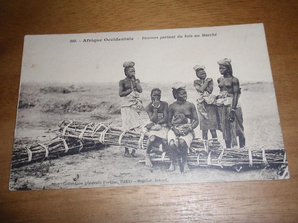 Ergens in Afrika Vrouwen brengen hout naar Markt Naakt, Verzenden, 1920 tot 1940, Buiten Europa