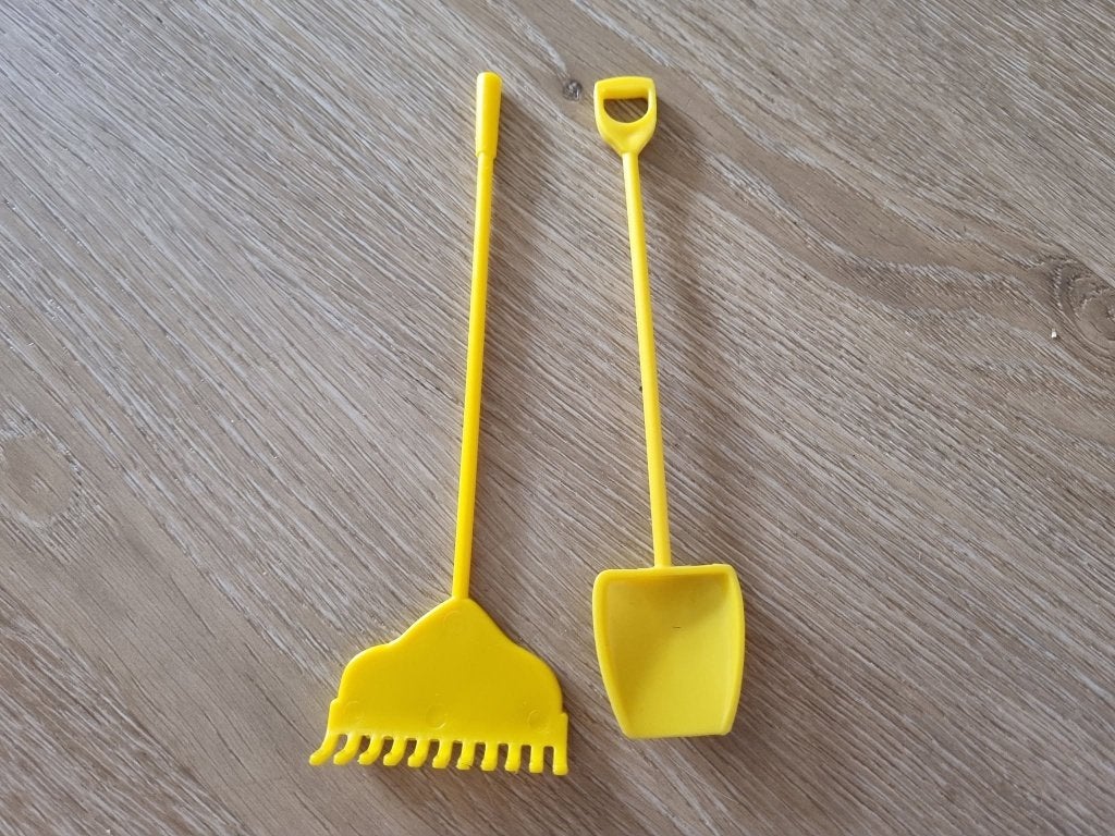 geel hark en schep / schop barbie decoratie uit jaren 90, Ophalen of Verzenden, Gebruikt, Accessoires