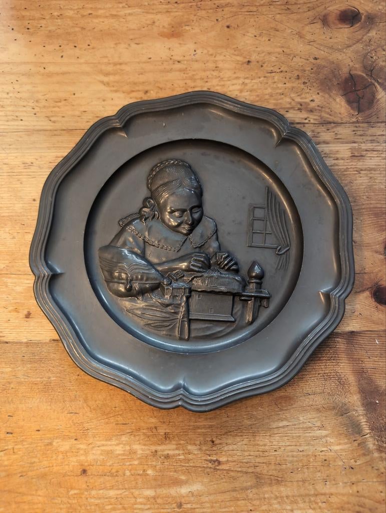 Vintage Tinnen Bord met Reliëf: Vrouw aan het Werk, Antiek en Kunst, Antiek | Tin, Ophalen of Verzenden
