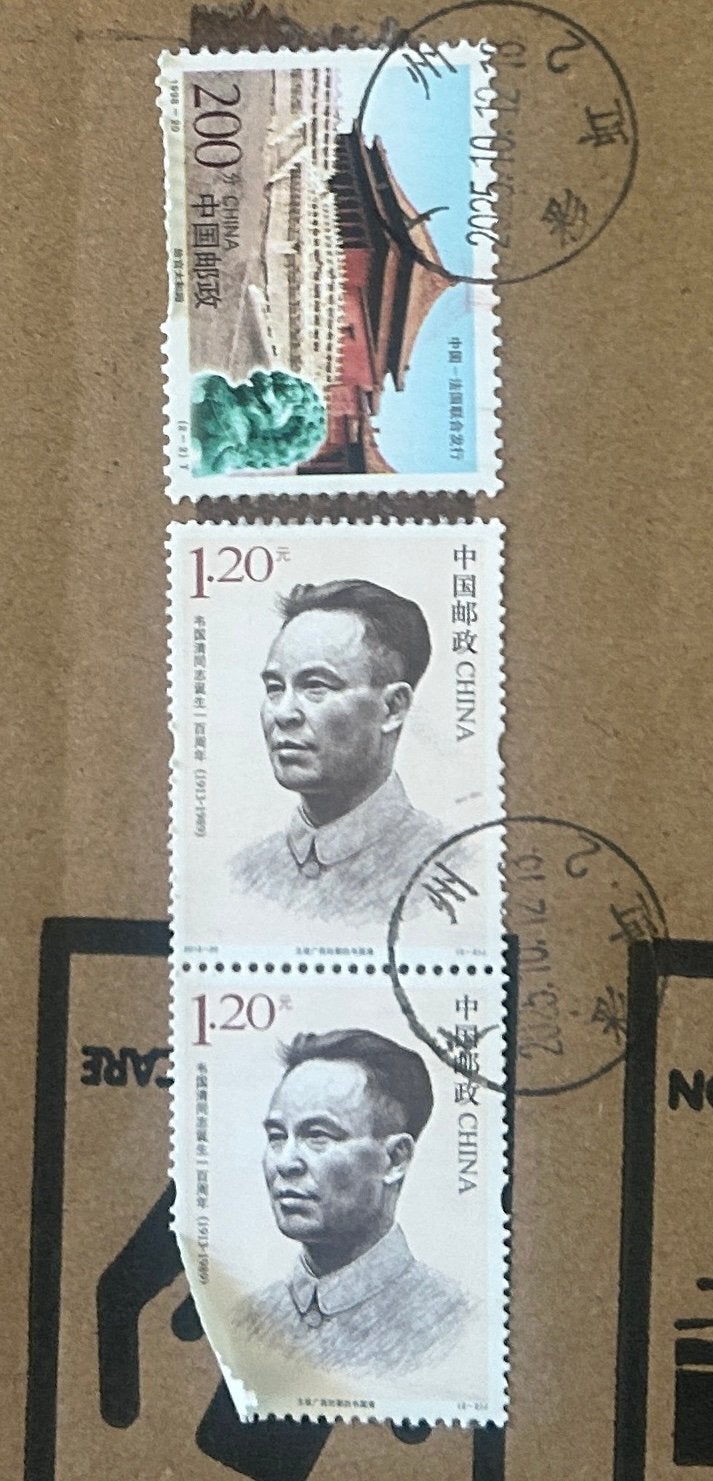 Doos vol met Chinese Postzegels, Ophalen