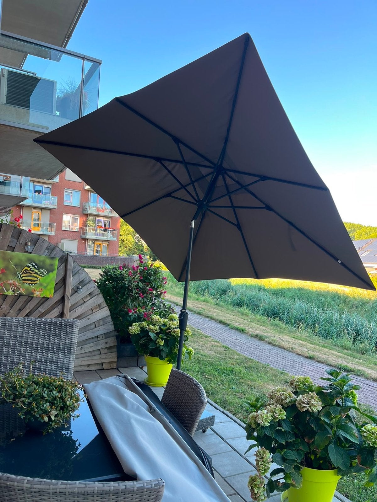 Parasol 2.40x2.40m met parasolvoet 50x50cm, Ophalen, Kantelbaar, 2 tot 3 meter, Zo goed als nieuw