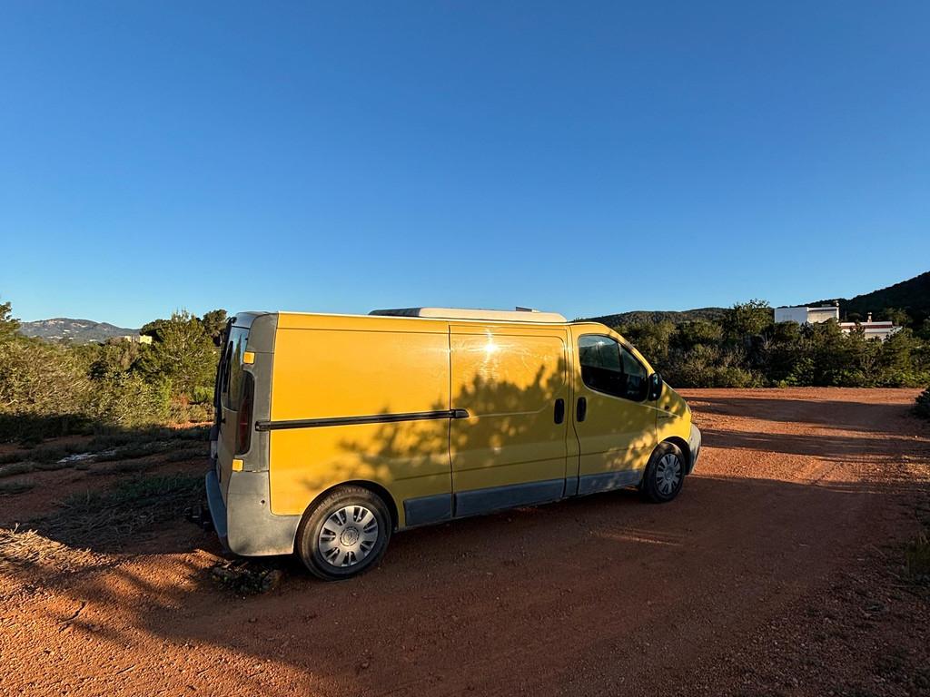 Unieke gele camper Renault Trafic - verse APK en rijklaar ️, Caravans en Kamperen, Campers, Overige merken, Tot en met 2, Particulier