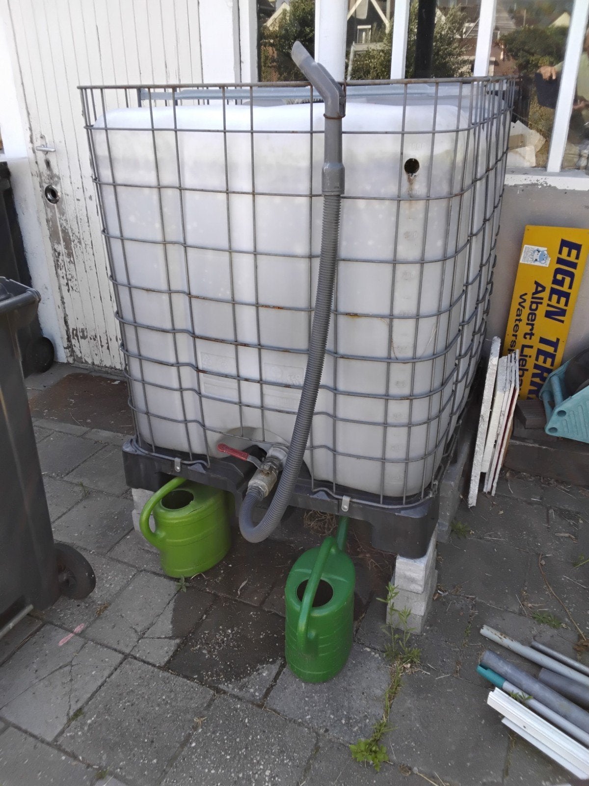 Regenwatertank 1000L met kraan en slang, Tuin en Terras, Regentonnen, Ophalen, Kunststof, Gebruikt, Met kraantje