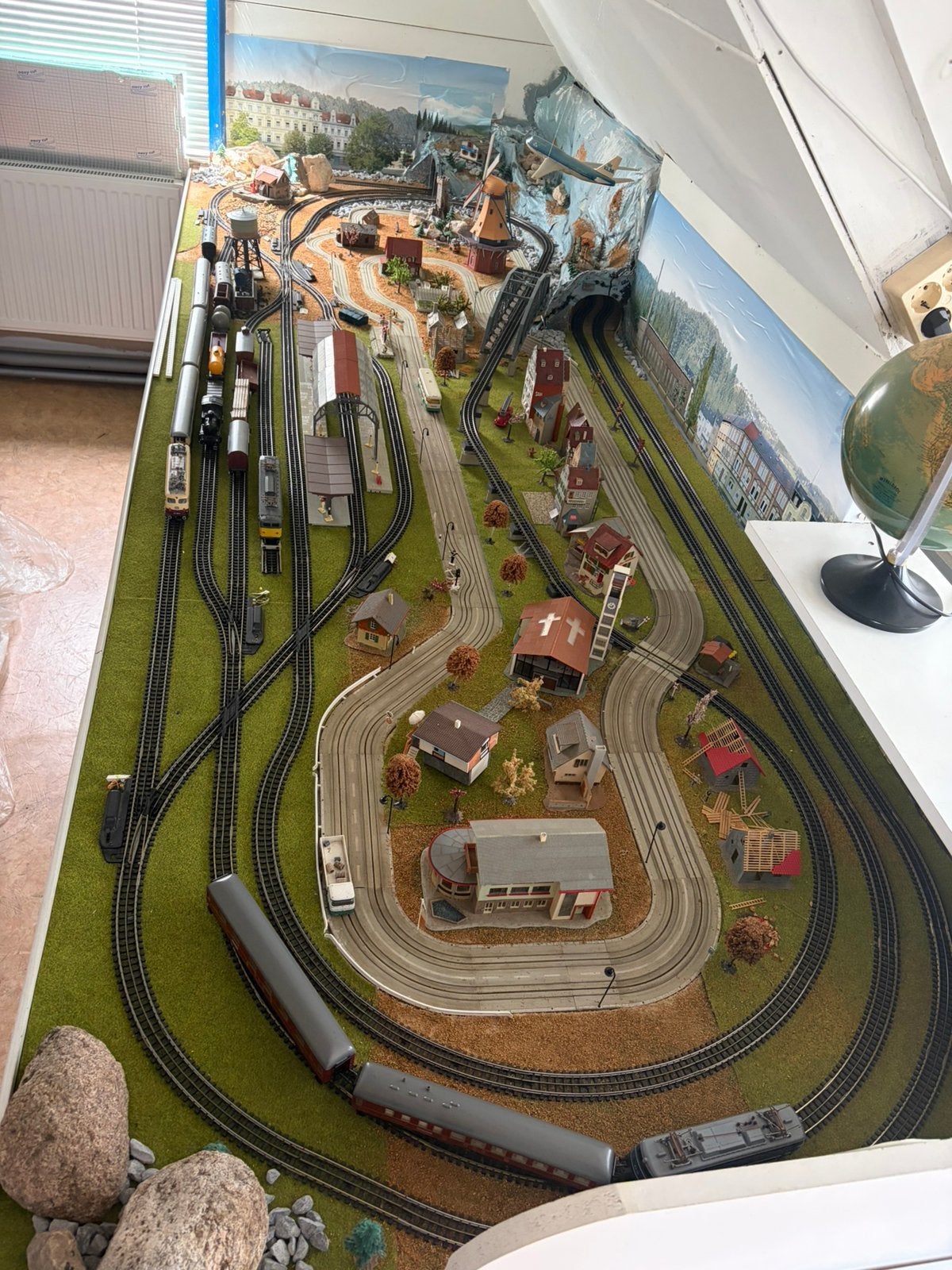 Uitgebreide modelspoorbaan met landschap en treinen, Ophalen, Wisselstroom, Märklin, Gebruikt