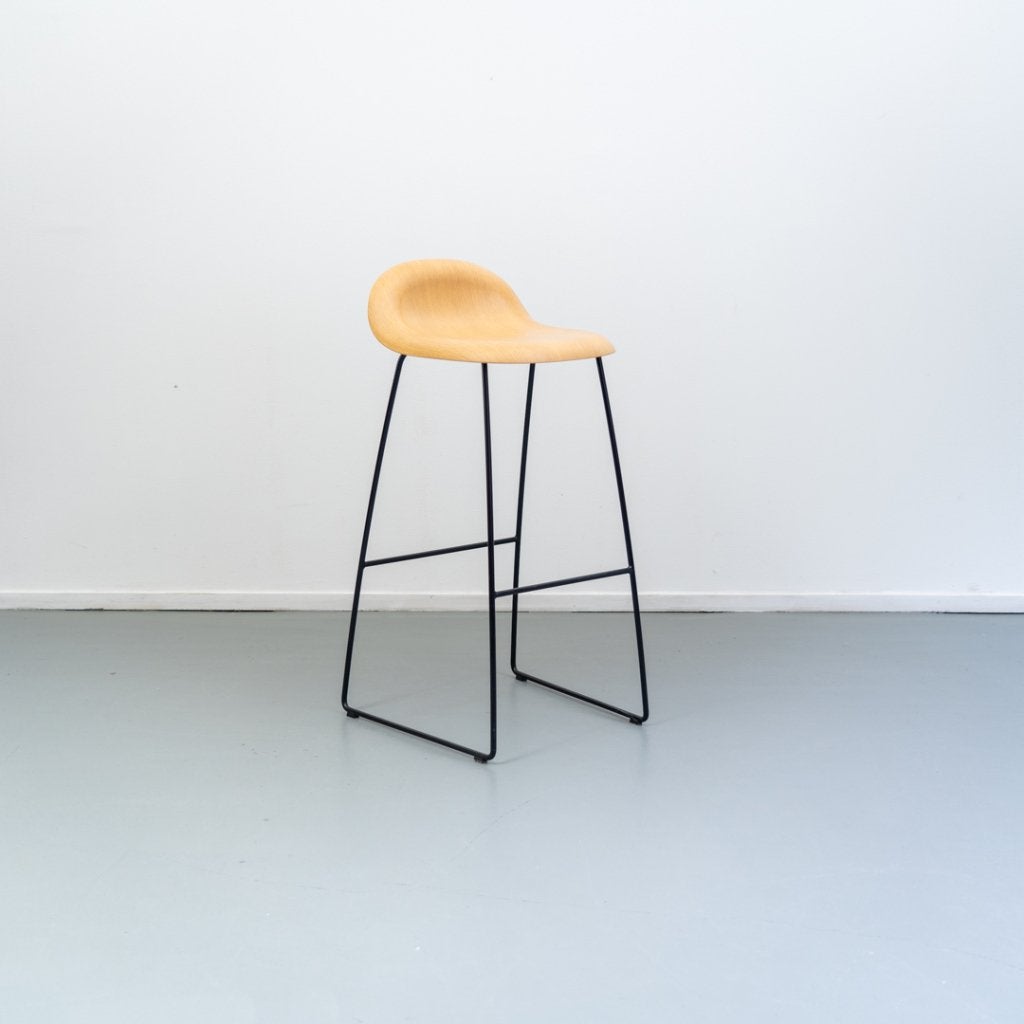 1x Gubi 3D Barkruk Licht Eikenhout - Zwart
