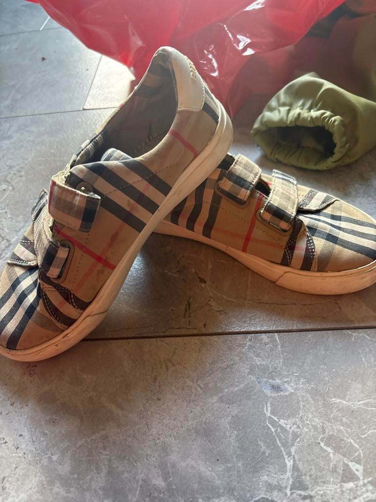Burberry-achtige instappers met klittenband, Ophalen of Verzenden, Gedragen, Beige, Instappers