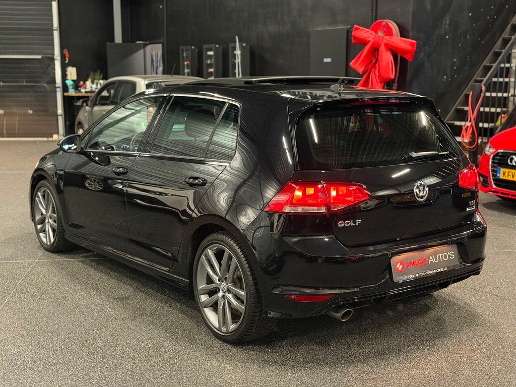 Volkswagen Golf 1.2 TSI Lounge BlueMotion Tech R-Line PANO/N, Voorwielaandrijving, Stof, Gebruikt, Zwart