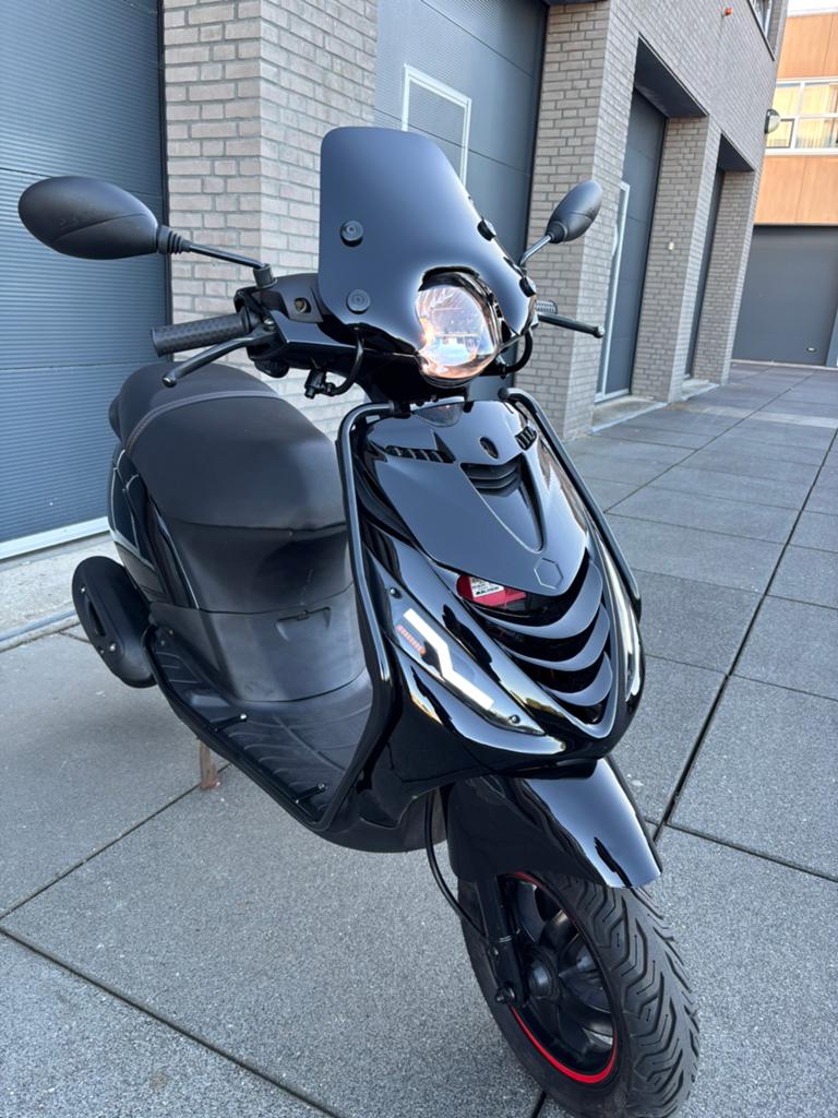 Piaggio zip 2020 geel kenteken nieuwstaat! Full option, Ophalen of Verzenden, Zo goed als nieuw, Benzine