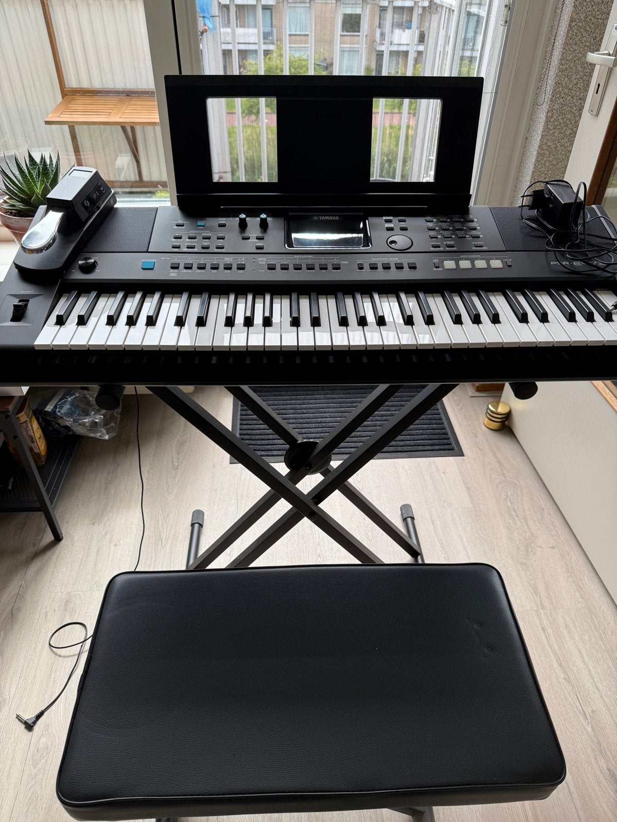 Yamaha PSR-E473 keyboard met inklapbaar bankje, Muziek en Instrumenten, 61 toetsen, Yamaha, Ophalen of Verzenden, Zo goed als nieuw