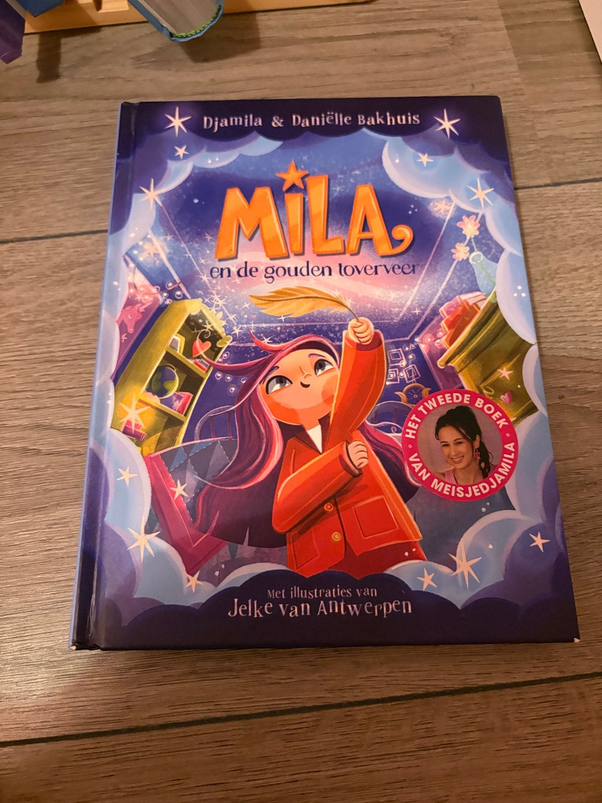 Mila en de gouden toverveer - Djamila & Daniëlle Bakhuis, Ophalen of Verzenden, Zo goed als nieuw, Fictie