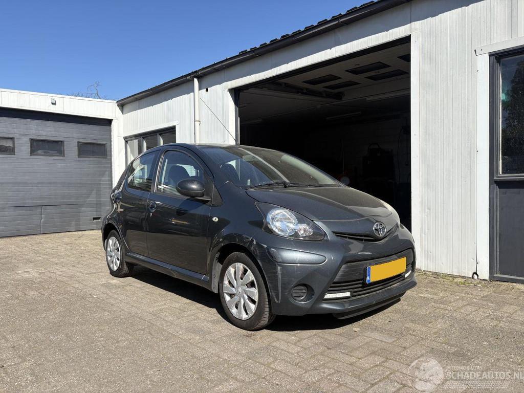 Toyota Aygo (bj 2013), Auto diversen, Schadeauto's, Handgeschakeld, Toyota, Zilver of Grijs, 998 cc