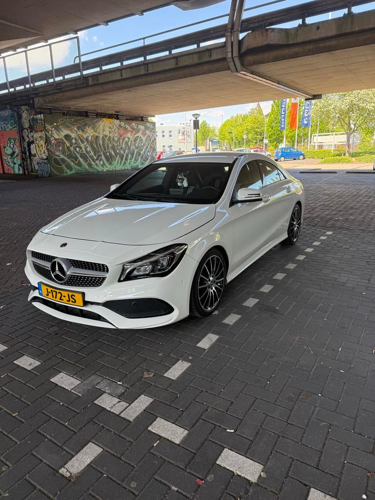 Mercedes-Benz CLA 180 122pk 7G-DCT 2017 Wit AMG stijl, Auto's, Parkeerassistent, 4 cilinders, 715 kg, Leder en Stof