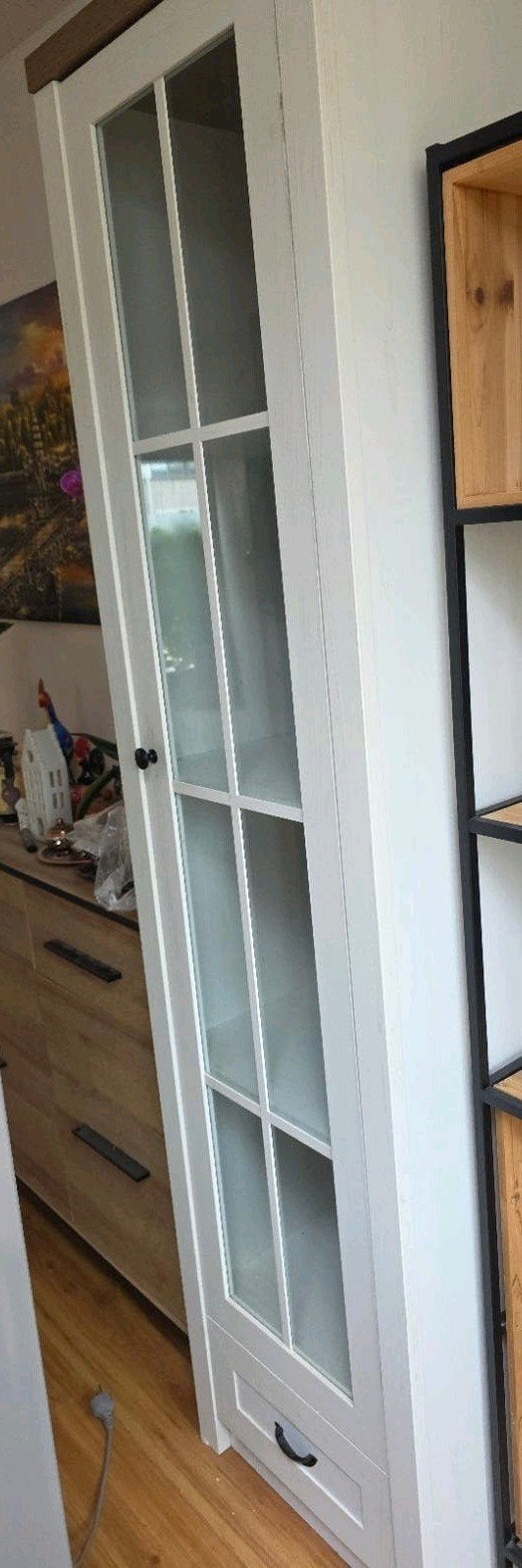 Witte vitrinekast met glazen deur en lade, Huis en Inrichting, Kasten | Vitrinekasten, Ophalen, Minder dan 50 cm, Gebruikt, Met deur(en)