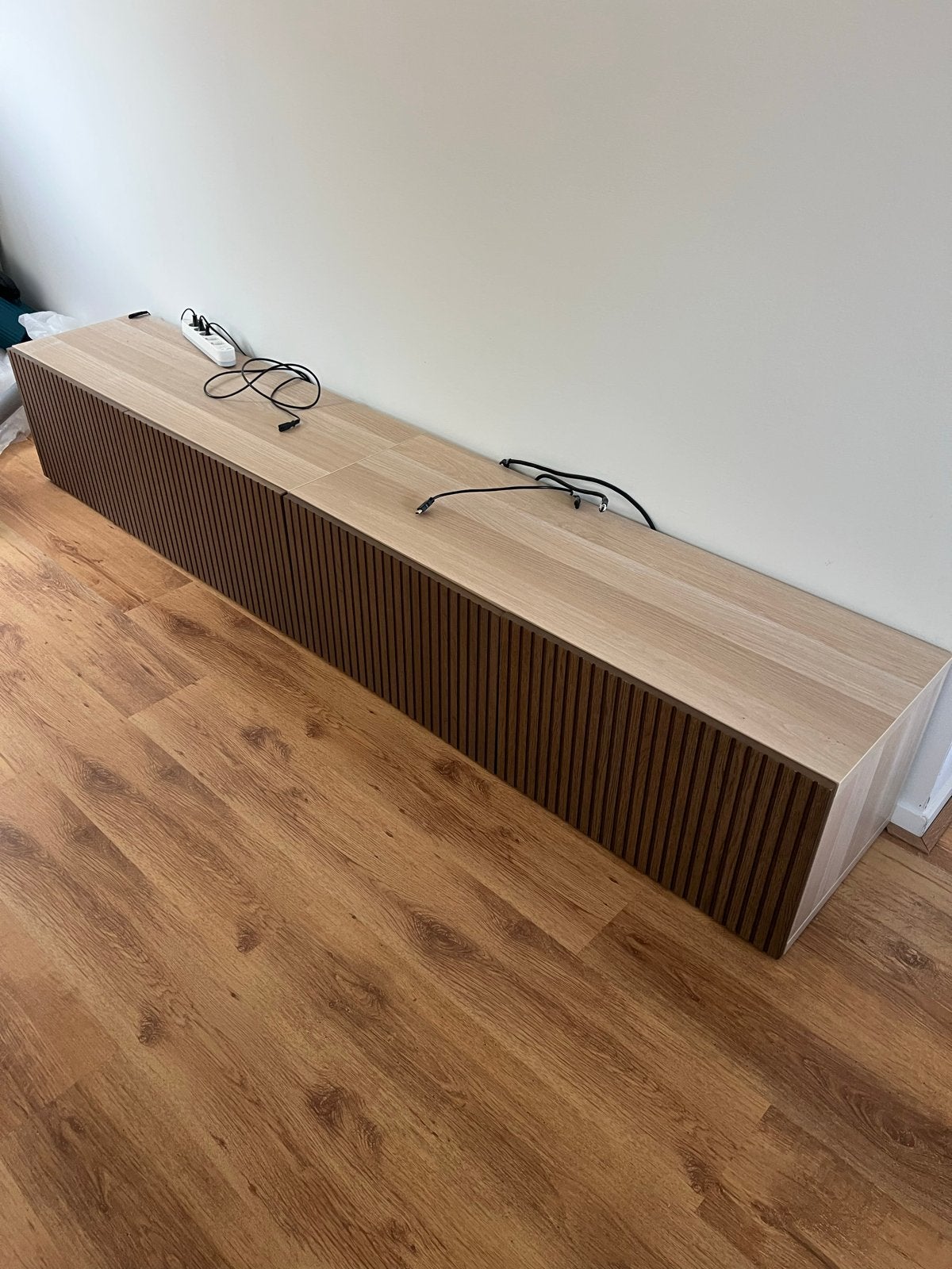 2x Strak TV-meubel met houtlook en geribbelde fronten, 100 tot 150 cm, Ophalen of Verzenden, Zo goed als nieuw, 200 cm of meer