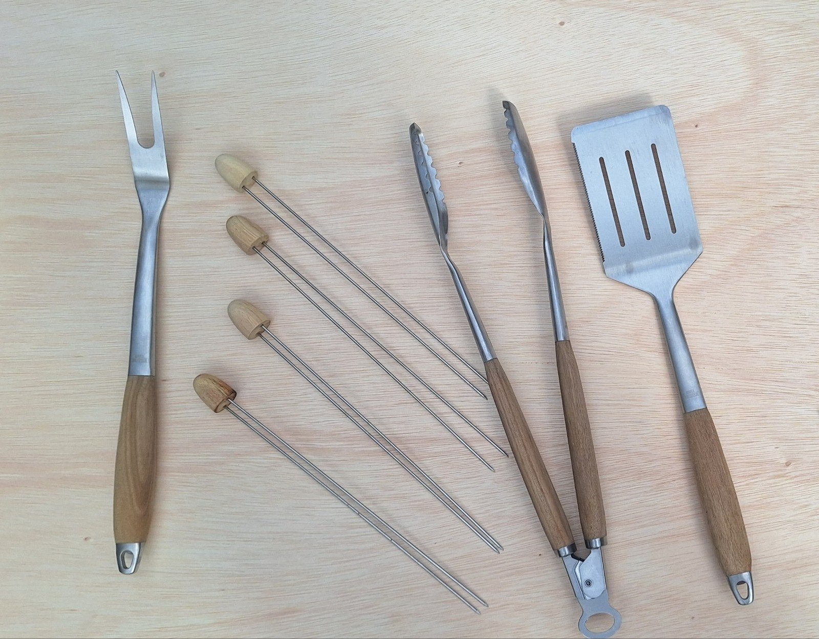 BBQ set met schort - Tang, Spatel, Vork en Spiezen, Ophalen of Verzenden, Nieuw