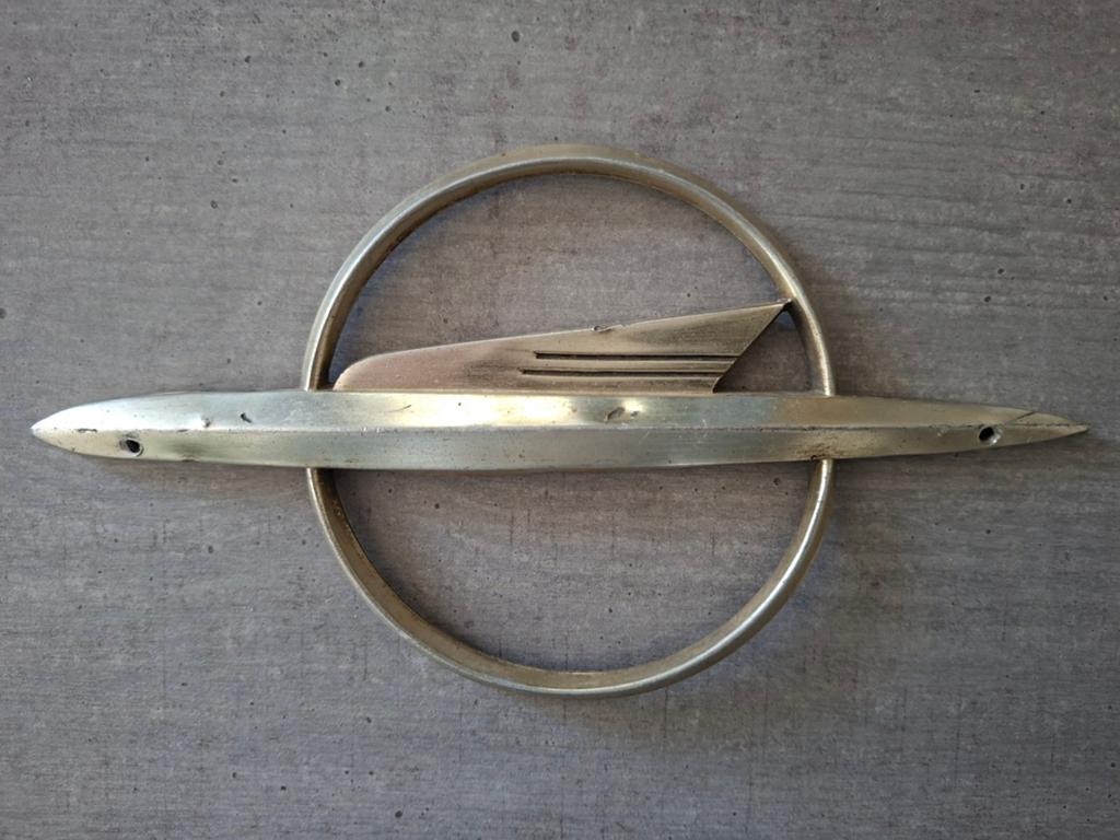 Opel Olympia embleem origineel, Ophalen of Verzenden, Achter, Opel, Achterklep