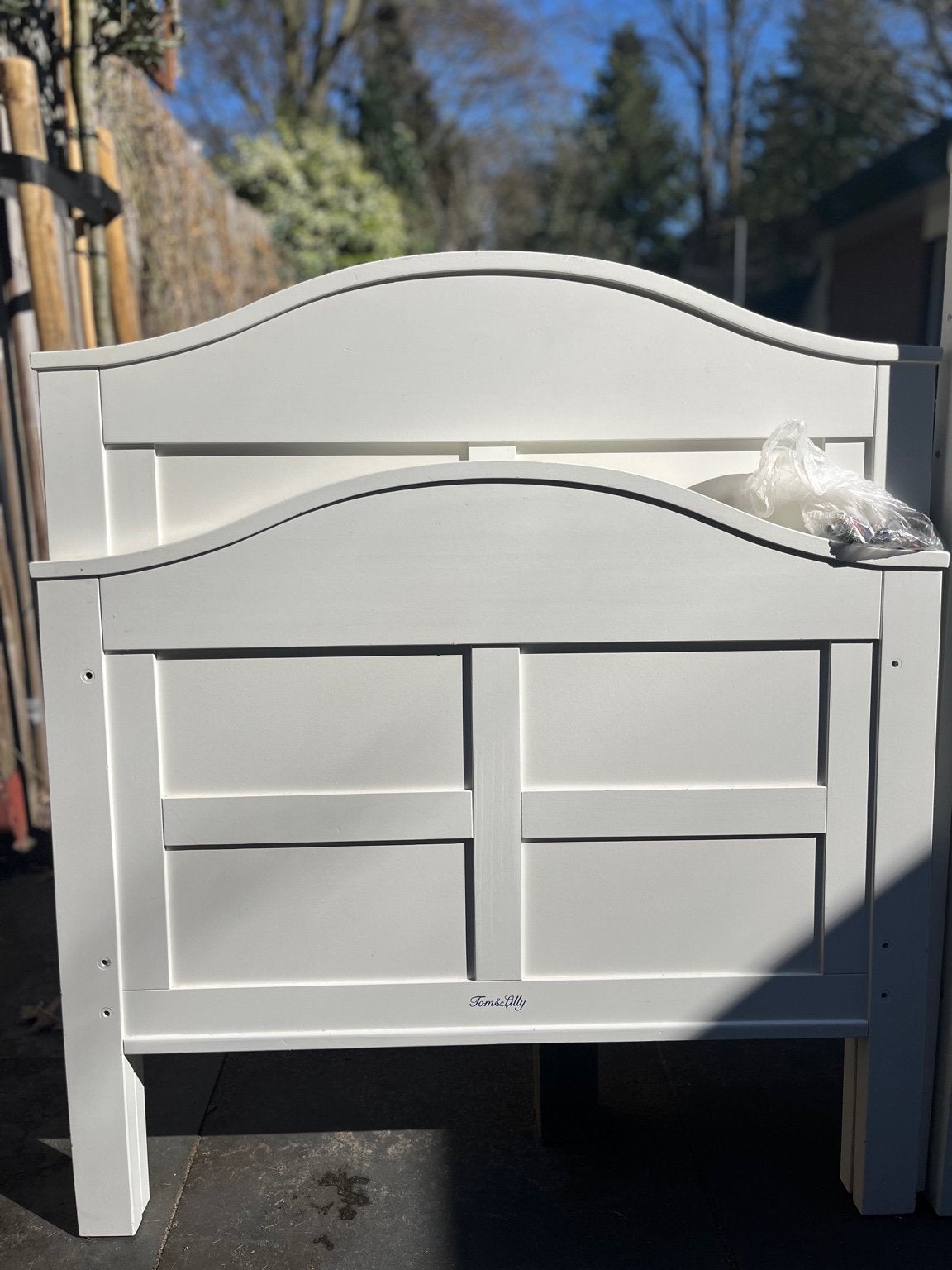 Gratis Tom & Lilly peuterbed (130 cm) – wit – netjes, Kinderen en Baby's, Ophalen, 70 tot 85 cm, Zo goed als nieuw, Lattenbodem
