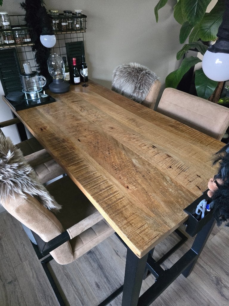 Foto 4 van Industriële bartafel Britt met 4 barkrukken Lizzy