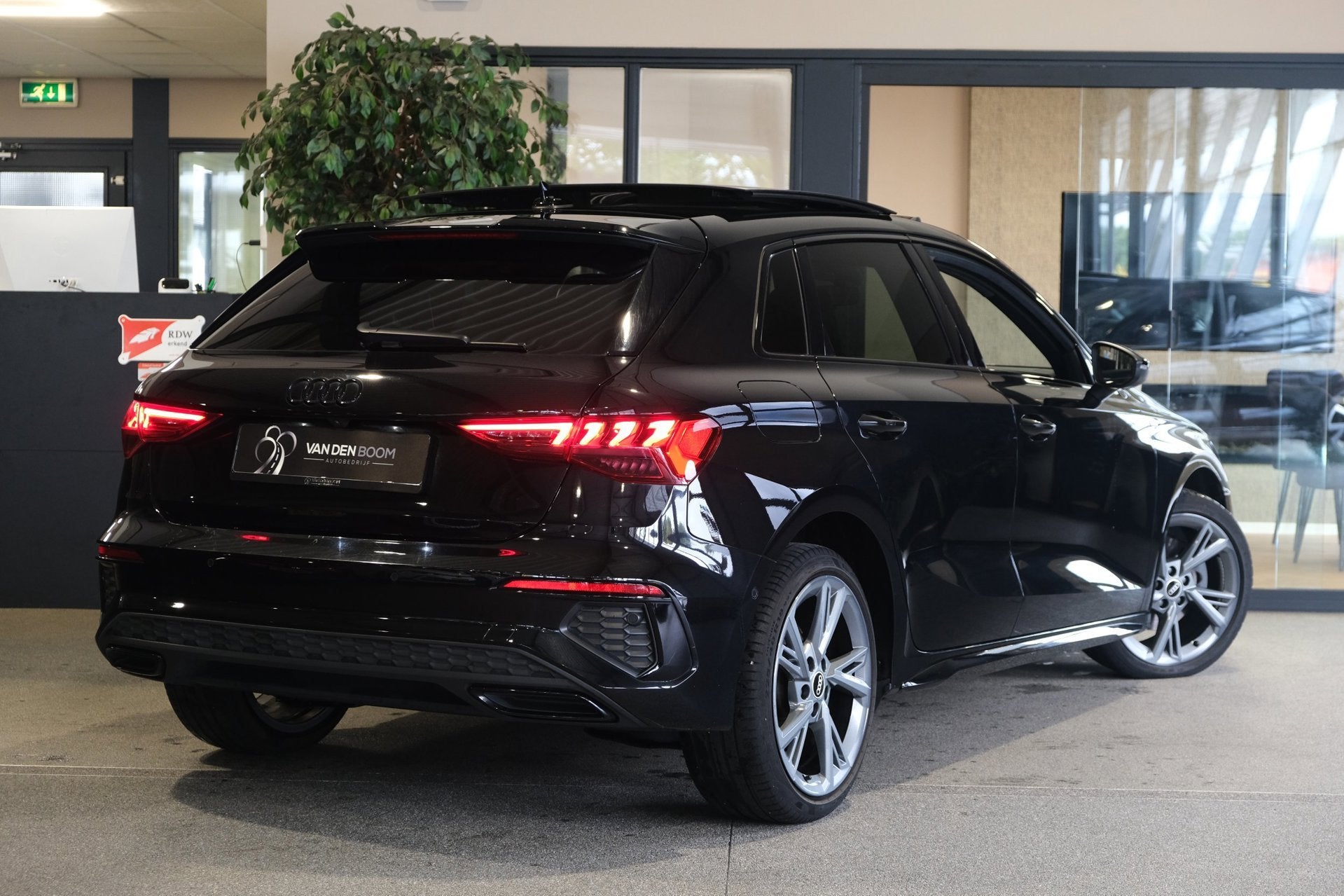 Audi A3 Sportback 40 TFSI e S-Line Black Pack Pano Led Acc P, Dealer onderhouden, Gebruikt, Zwart, 4 cilinders