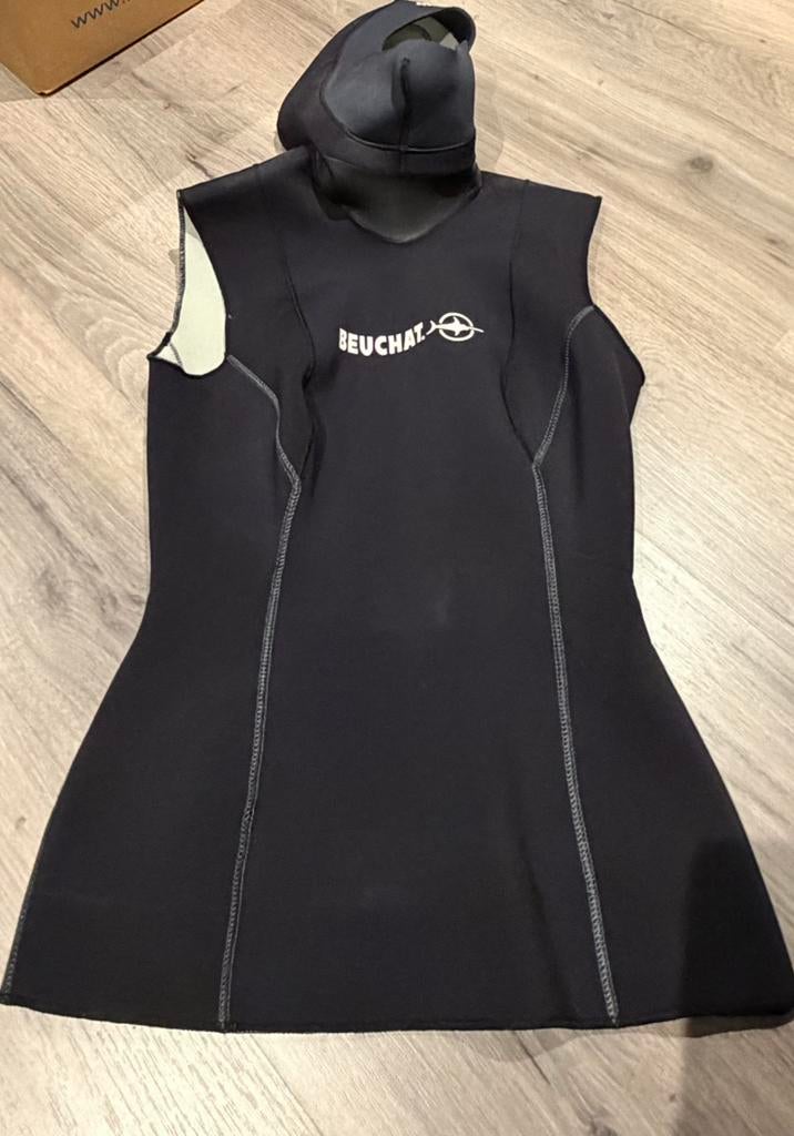 Duikvest voor dames met capuchon Beuchat maat 4 /L, Watersport en Boten, Duiken, Ophalen of Verzenden, Zo goed als nieuw, Duikpak