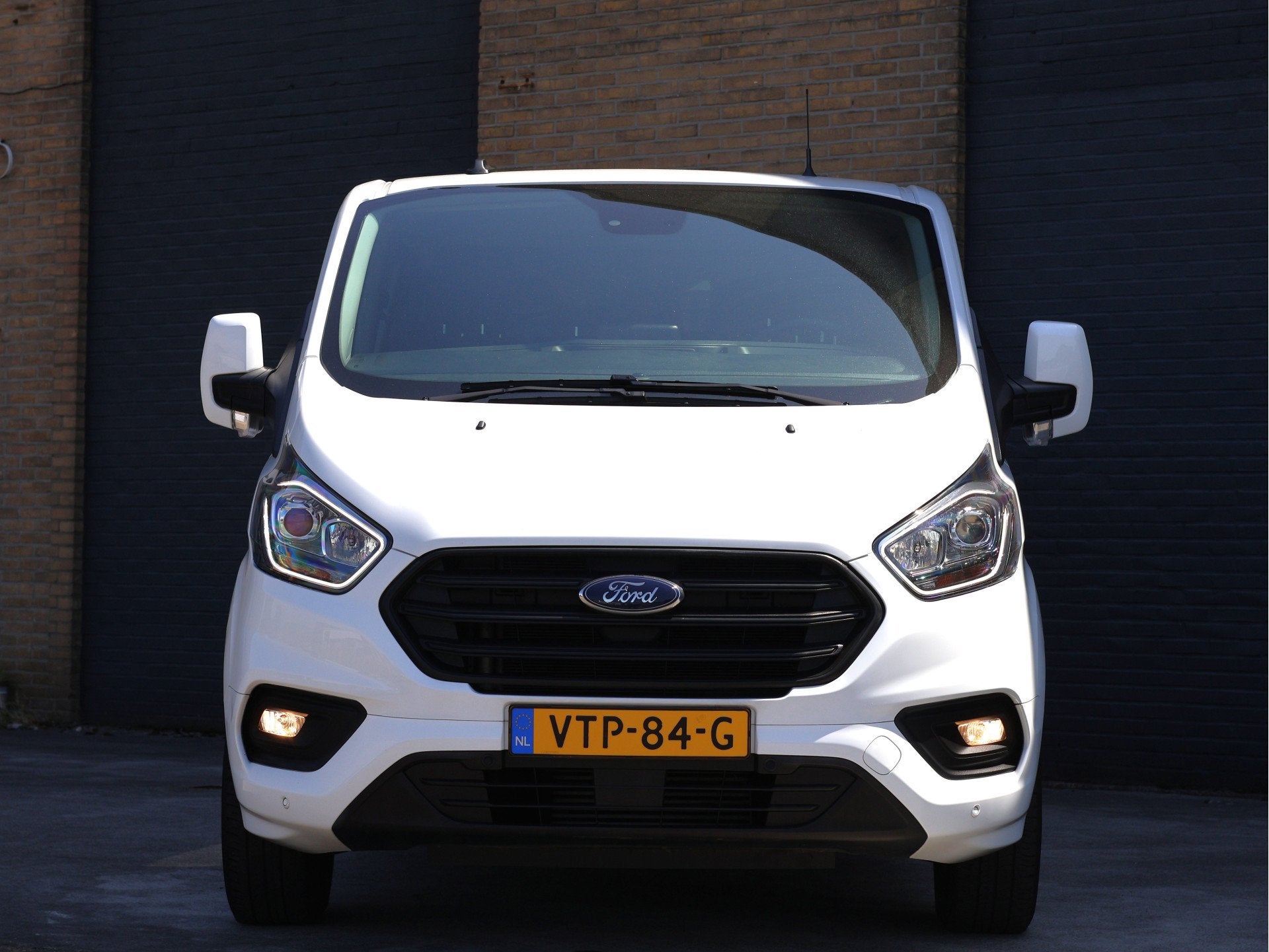 Ford Transit Custom 320 2.0 TDCI L2H1 Trend DC Haak | Camera, Voorwielaandrijving, Dealer onderhouden, Euro 6, 4 cilinders