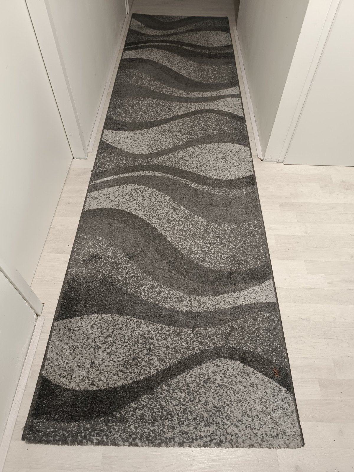 Lange grijze loper met golvend patroon, Huis en Inrichting, Stoffering | Tapijten en Kleden, Ophalen, Minder dan 50 cm, Gebruikt