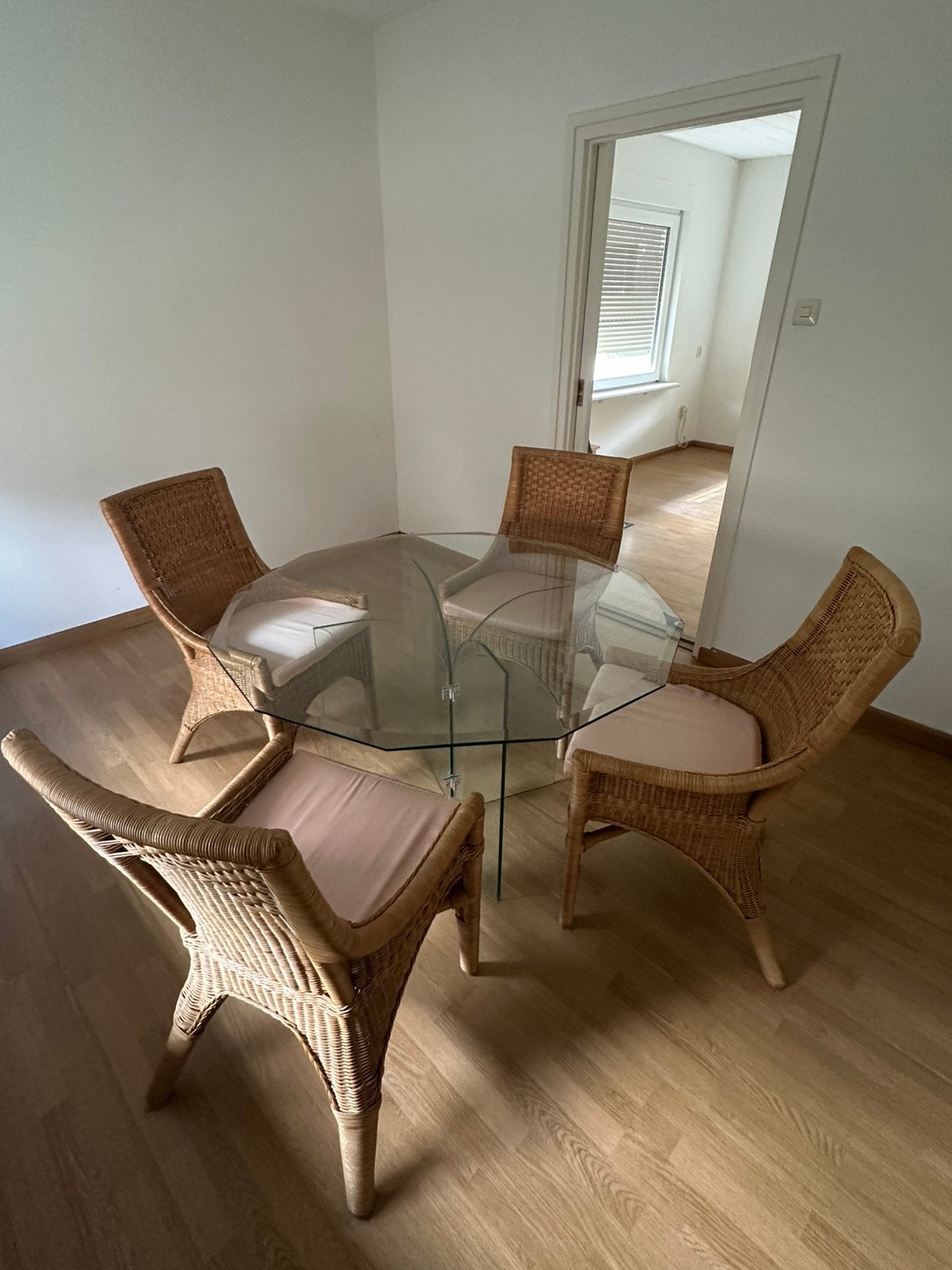 Glazentafel met 4 rieten stoelen, Ophalen, Gebruikt, 4 tot 6 stoelen