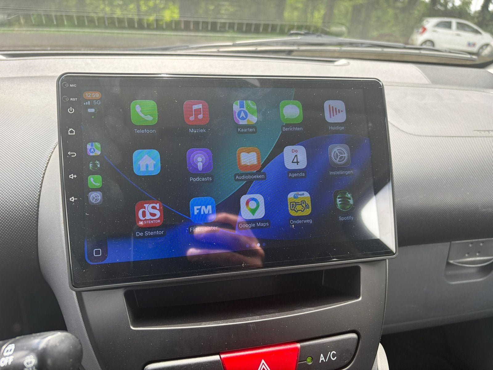 Peugeot 107 1.0 12V 5DR airco carplay, Auto's, Peugeot, Voorwielaandrijving, Euro 5, Stof, Zwart