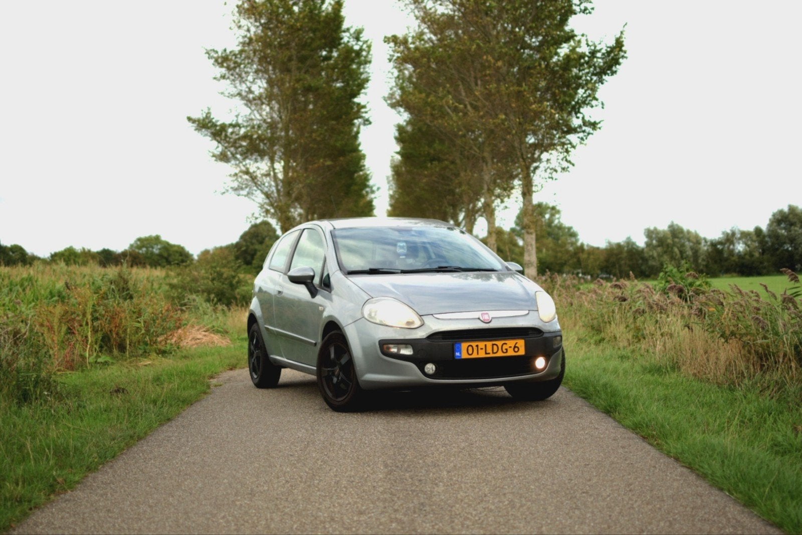 Fiat Punto 1.4 Multi-air 77KW 3DR 2010 Grijs Trekhaak, Auto's, Voorwielaandrijving, Stof, 40 €/maand, Zwart