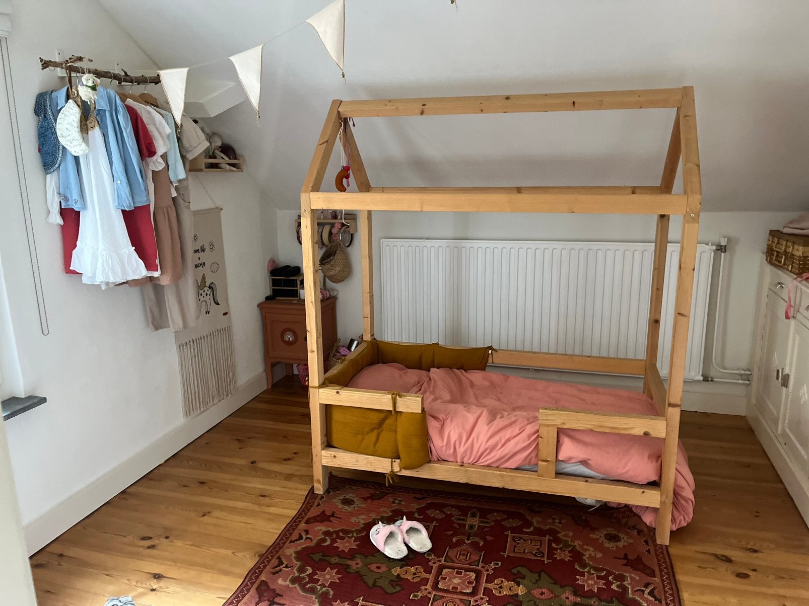 Peuterbed huisje, houten kinderbed, Ophalen, 70 tot 85 cm, 140 tot 160 cm, Zo goed als nieuw
