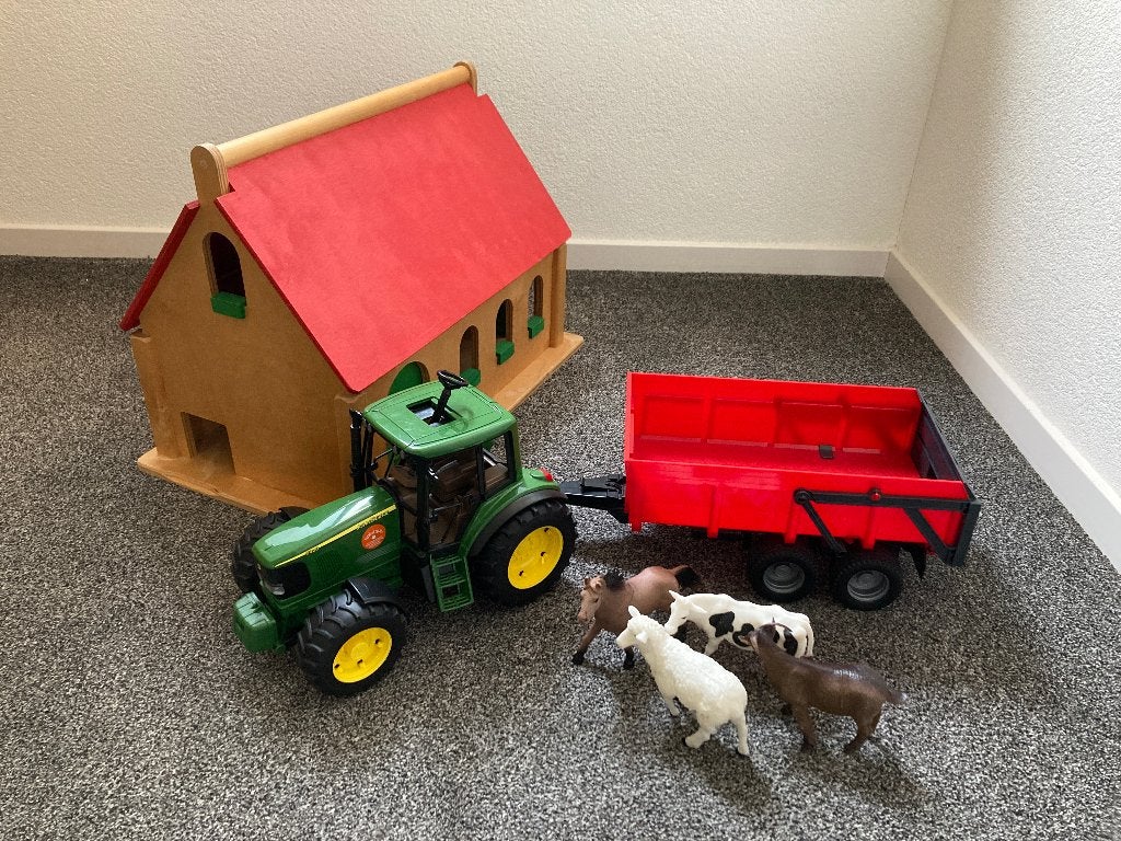 Houten stal + Bruder tractor met aanhanger, Ophalen of Verzenden, Zo goed als nieuw, Poppenhuis