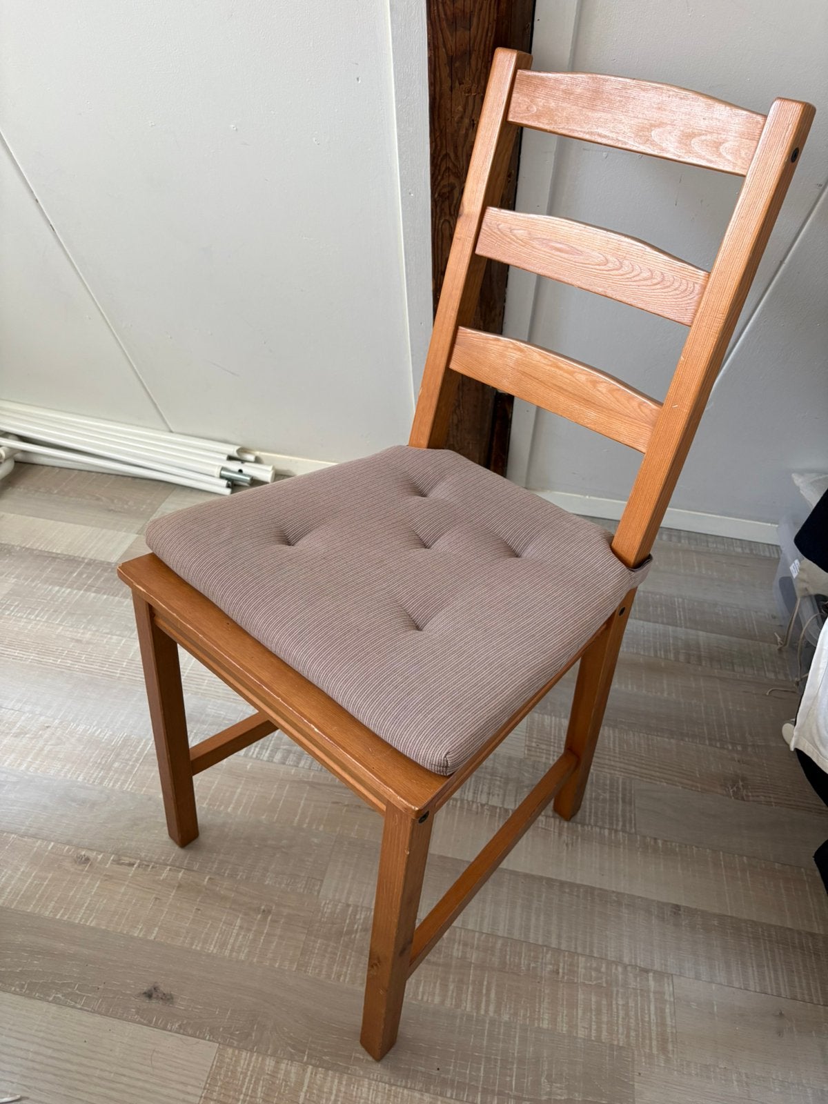 Twee houtne eetkamerstoelen met kussen, Ophalen, Twee, Bruin, Zo goed als nieuw