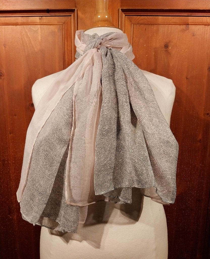 mooie sjaal grijs lichtroze paisley, Ophalen of Verzenden, Nieuw, Maat 46/48 (XL) of groter, Sjaal