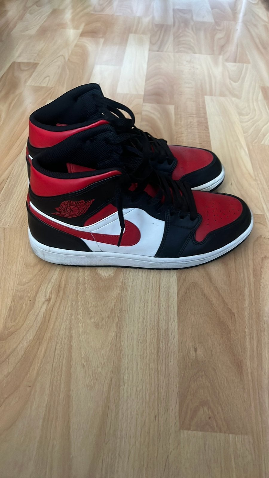 Jordan 1 mid rood, Kleding | Heren, Schoenen, Ophalen of Verzenden, Zo goed als nieuw, Overige kleuren