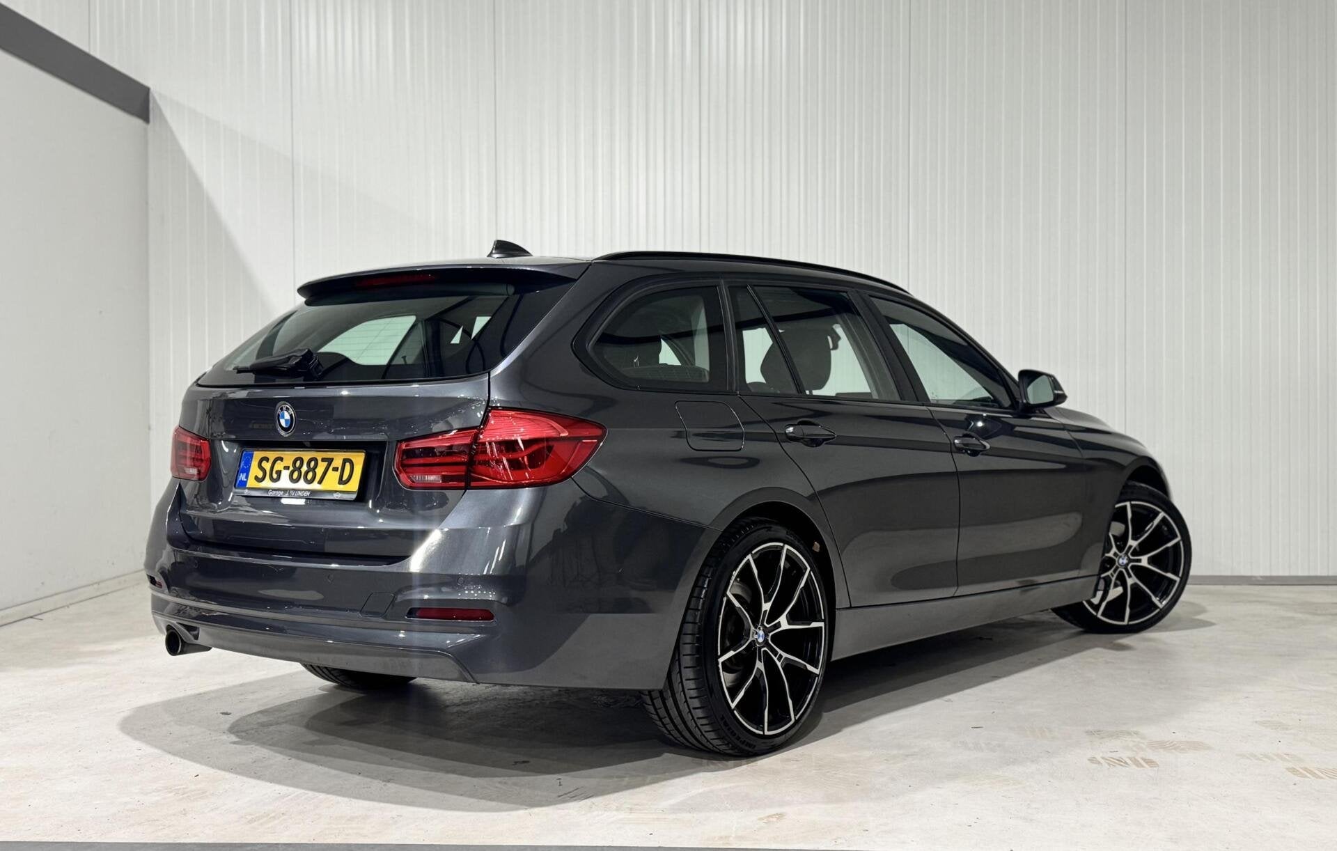 BMW 3-serie Touring 318i High Executive|CARPLAY|CAMERA|NAVI, Automaat, Gebruikt, Euro 6, Met garantie (alle)