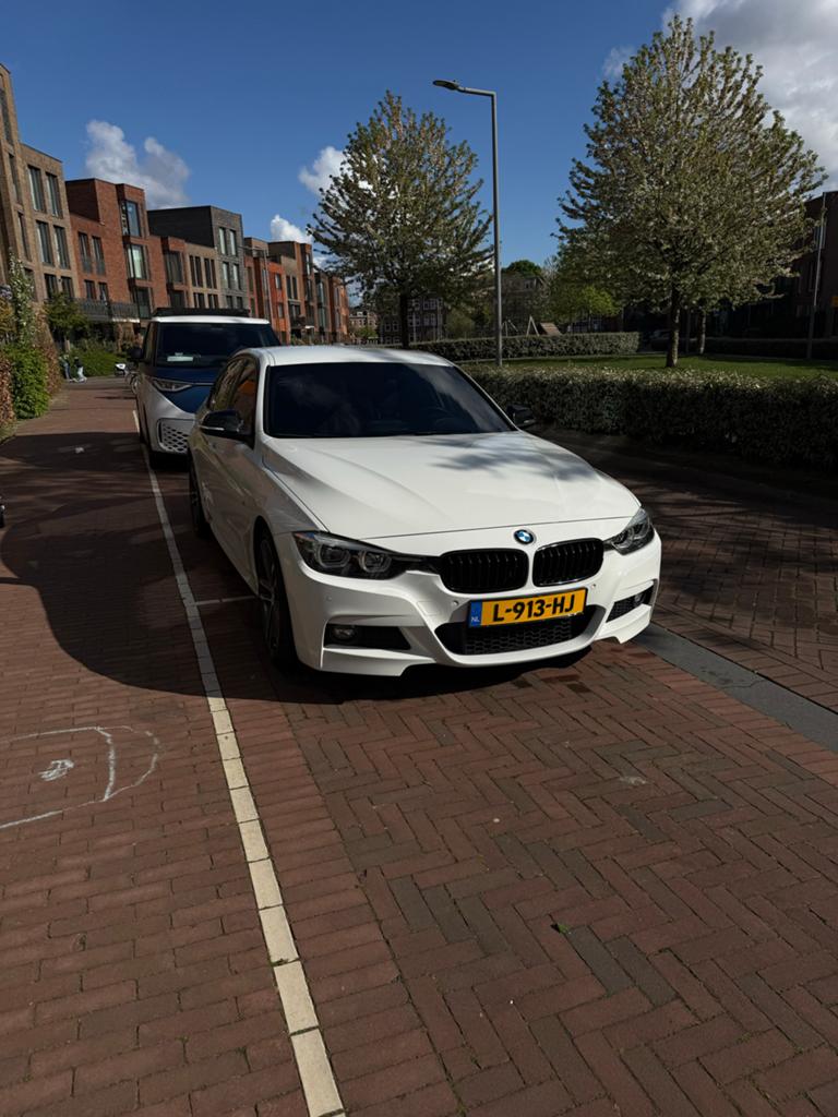 BMW 3-Serie 320i M sport, 1998 cc, Achterwielaandrijving, 1800 kg, Zwart