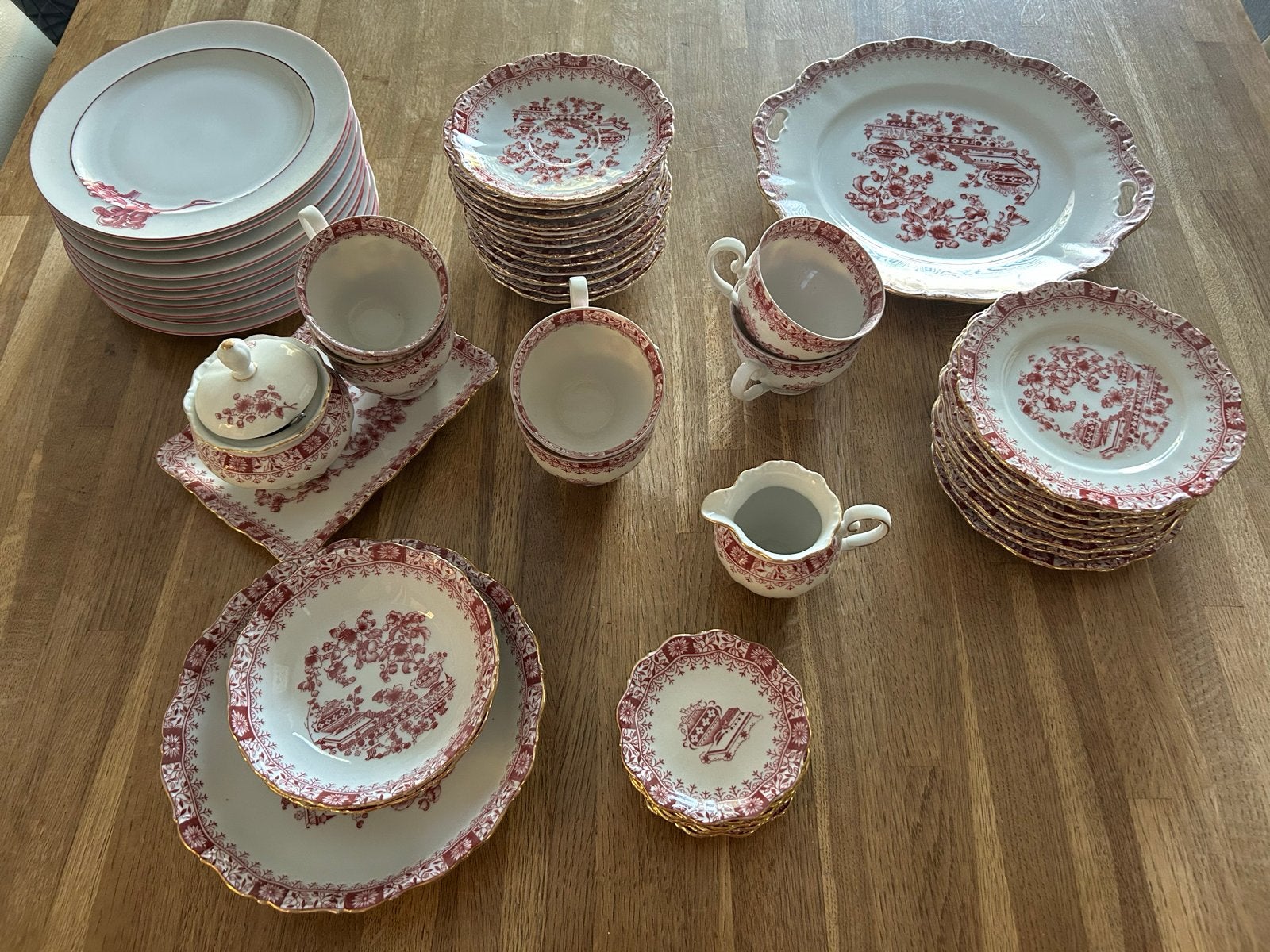 Prachtig porseleinen servies, rood-wit met goudkleurige rand, Ophalen