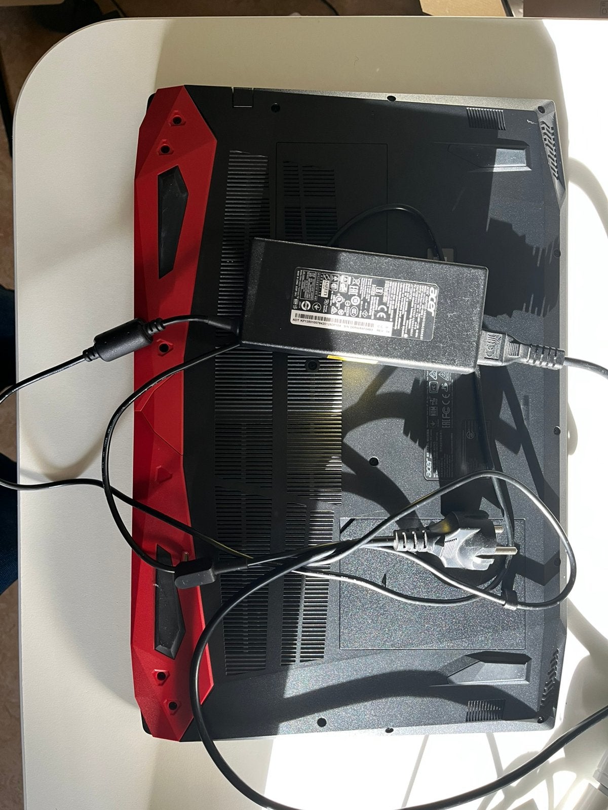 Foto 7 van Defecte gaming laptop met i7 8th gen en 1050ti -GEEN RAM/SSD