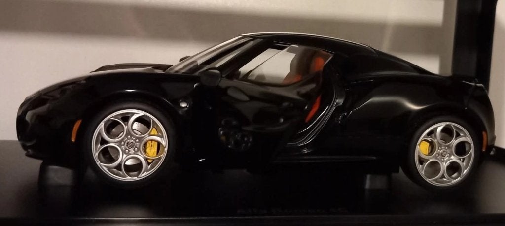 1/18 Alfa Romeo 4C Closs black 2013 Autoart, Hobby en Vrije tijd, Modelauto's | 1:18, Nieuw, Auto, Autoart, Ophalen of Verzenden