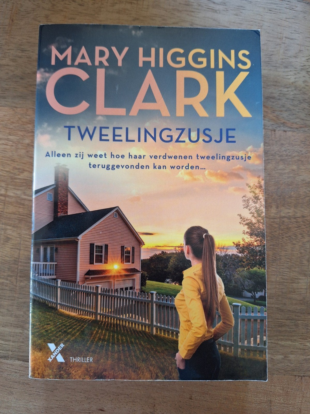 Marry Higgens Clark - Tweelingzusje, Boeken, Romans, Zo goed als nieuw, Ophalen of Verzenden