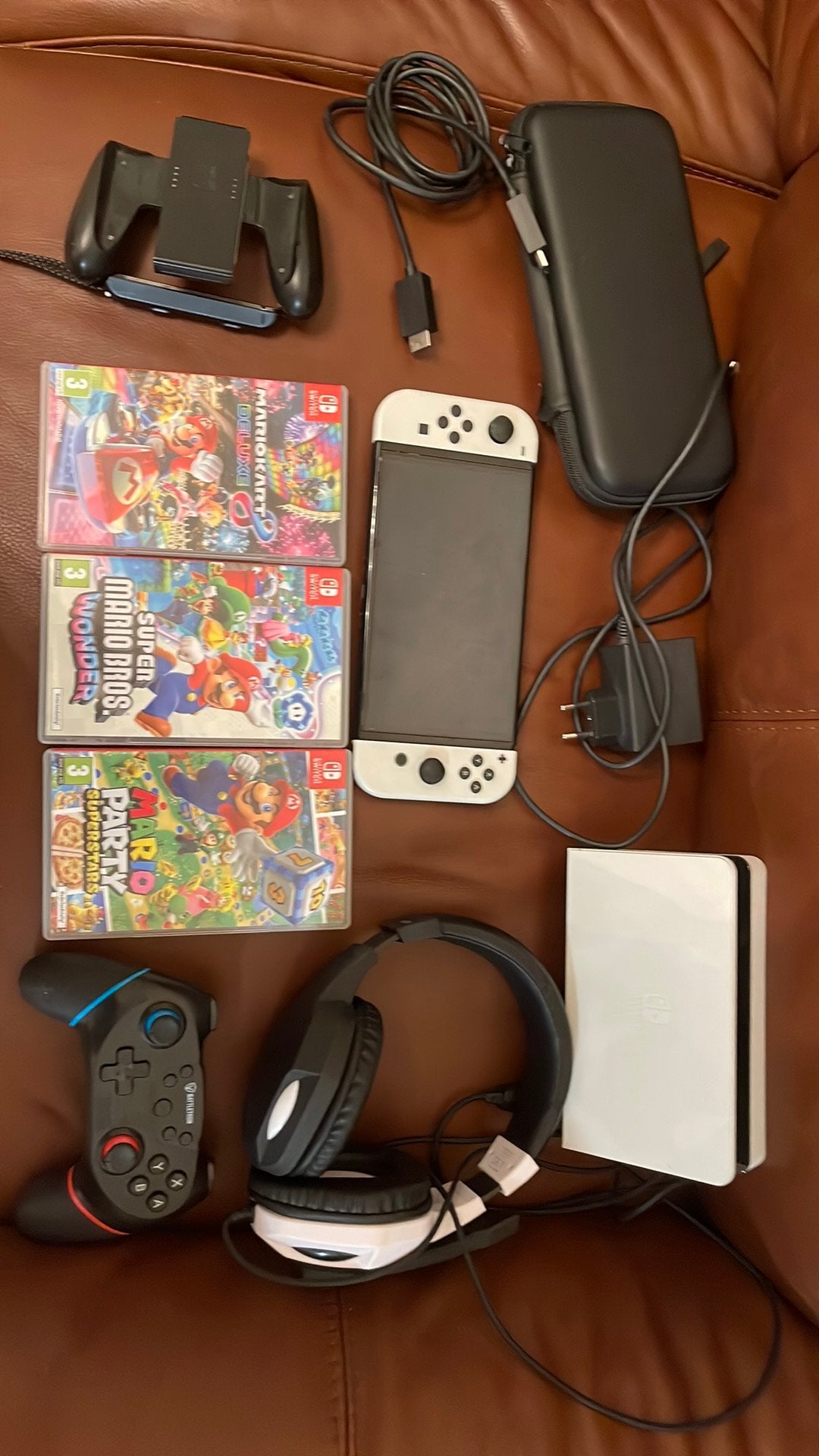 Nintendo Switch OLED met 3 games, controller en accessoires