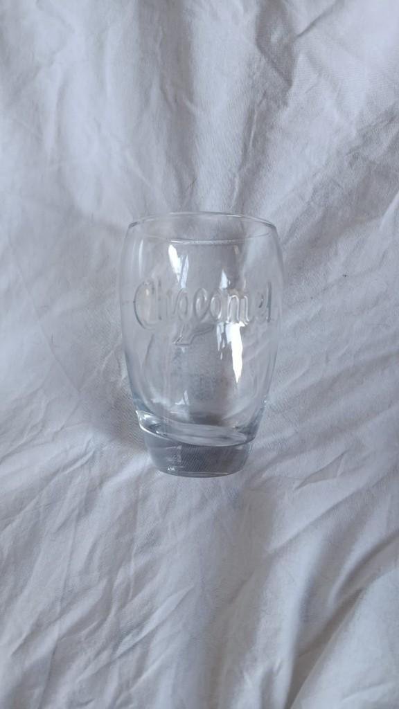 Origineel Chocomel Glas met Reliëf logo, Verzamelen, Glas en Borrelglaasjes, Ophalen of Verzenden, Gebruikt, Frisdrankglas