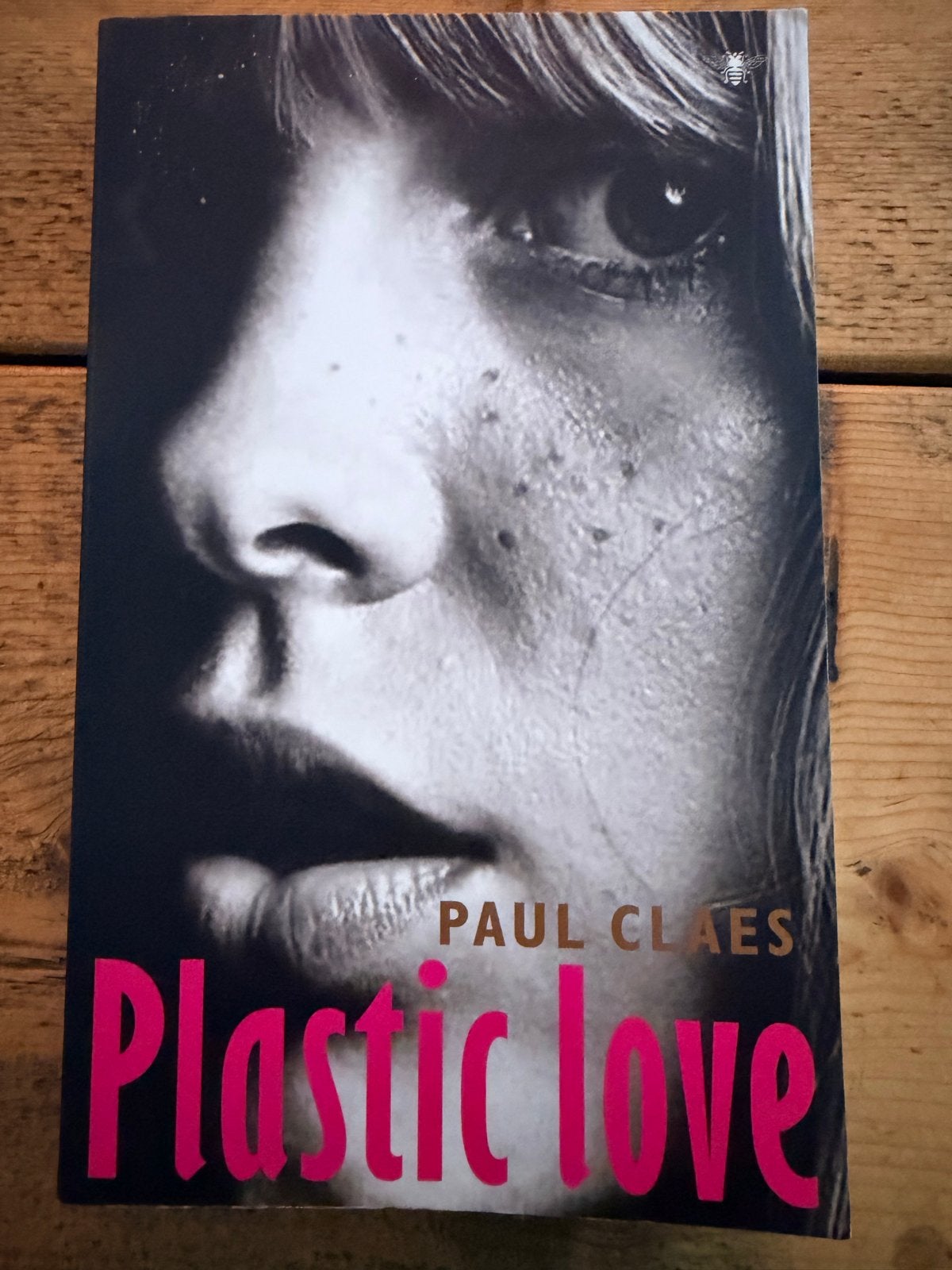 Plastic Love - Paul Claes (Gloednieuw), Boeken, Romans, Nieuw, Nederland, Ophalen of Verzenden