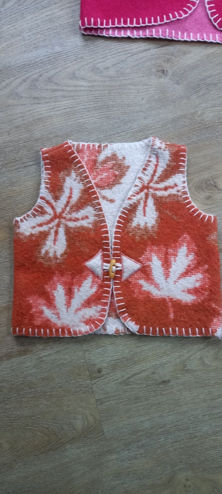 Handgemaakte wollen bodywarmer met herfstprint - Maat 104, Kinderen en Baby's, Ophalen of Verzenden, Gebruikt, Jongen of Meisje