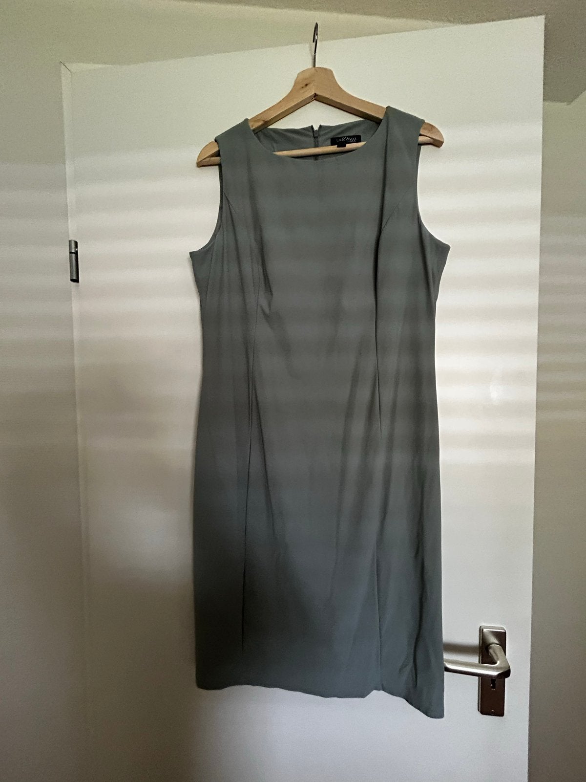 La Dress Jurk - Grijsgroen, Maat XL, Kleding | Dames, Jurken, Zo goed als nieuw, Maat 42/44 (L), Groen, Knielengte, Verzenden