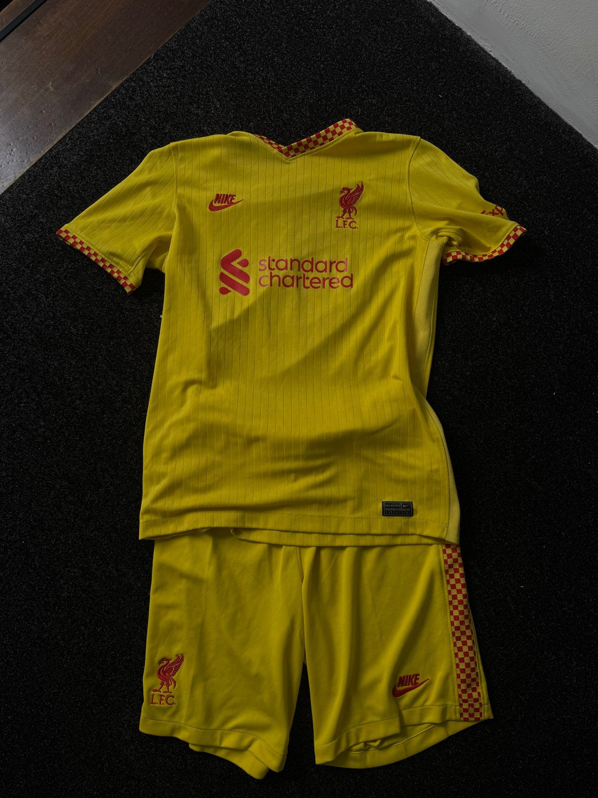 Liverpool FC Thuisshirt en Broekje Geel - Maat s, Geel, Ophalen of Verzenden, Zo goed als nieuw, Voetbal